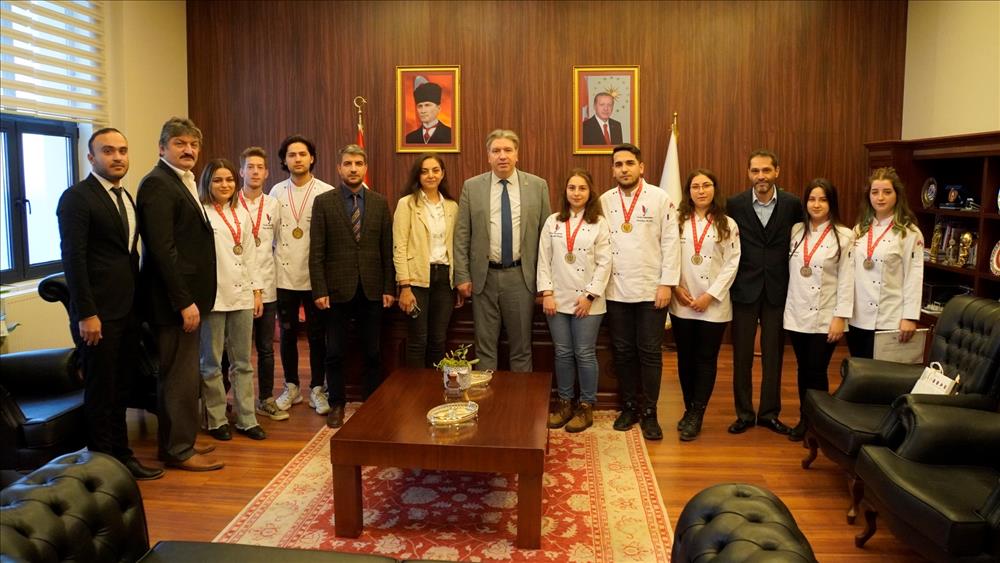 MADALYALI AŞÇI ADAYLARINA KUTLAMA 