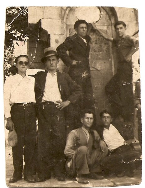 1938 YILI GÜNEYKÖY MEYDANINDA KÖYLÜLER