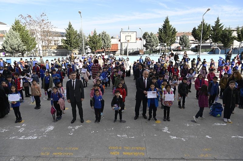 VALİ EROL ÖĞRENCİLERE KARNE DAĞITTI