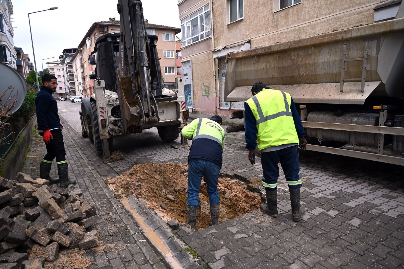 YALOVA BELEDİYESİ EKİPLERİ SAHADA 