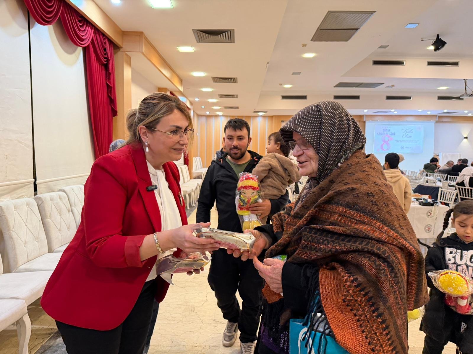 ALTINOVA'DA KADINLARA İFTAR YEMEĞİ