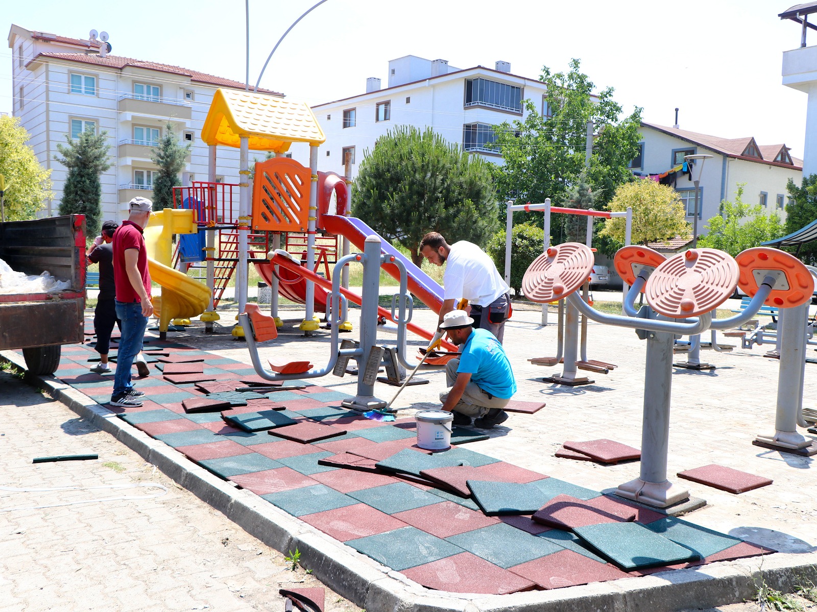 ÇİFTLİKKÖY’DE OYUN PARKLARINA BAKIM