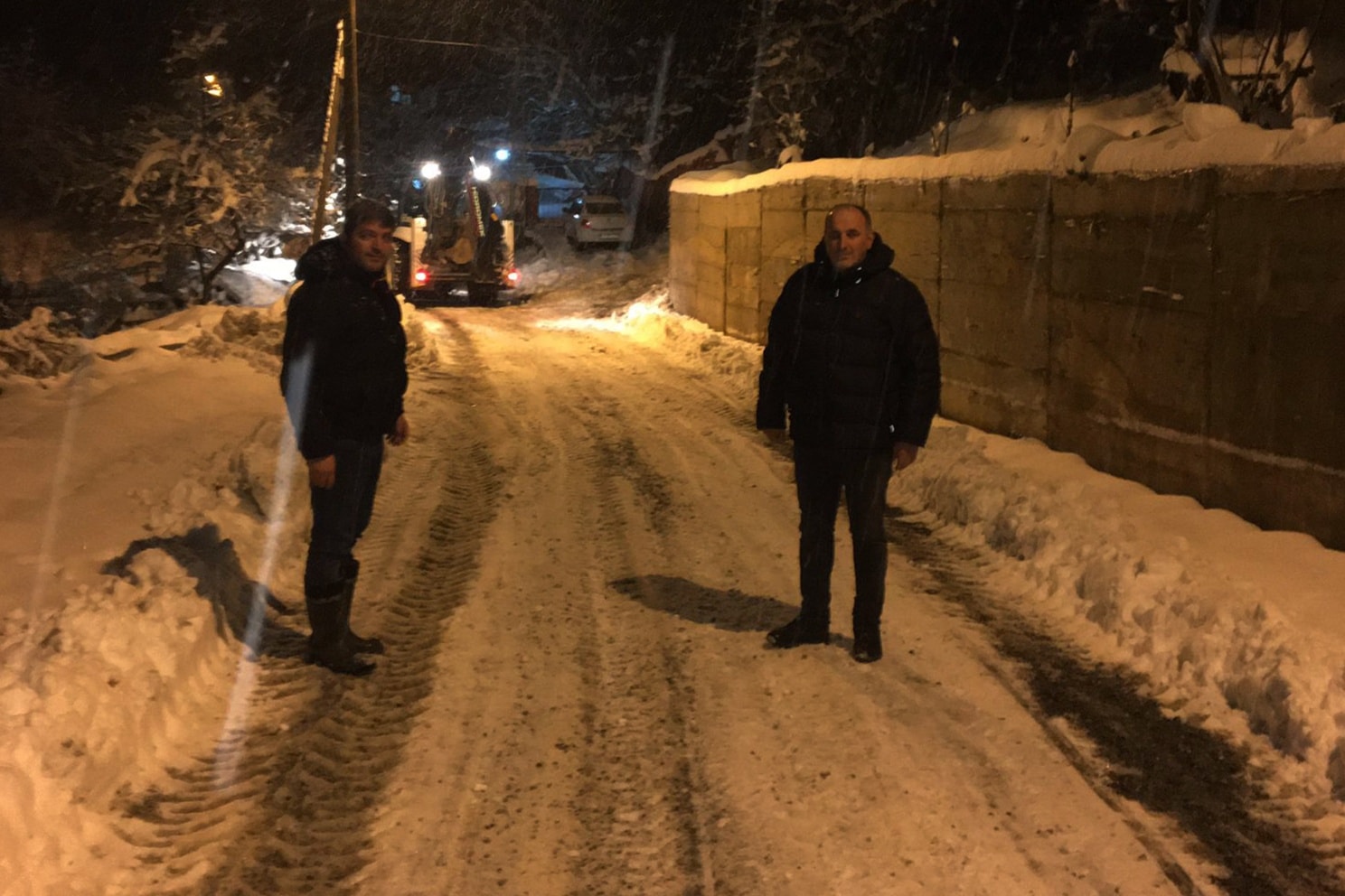 ÇINARCIK'DA YOL AÇMA TUZLAMA ÇALIŞMASI 