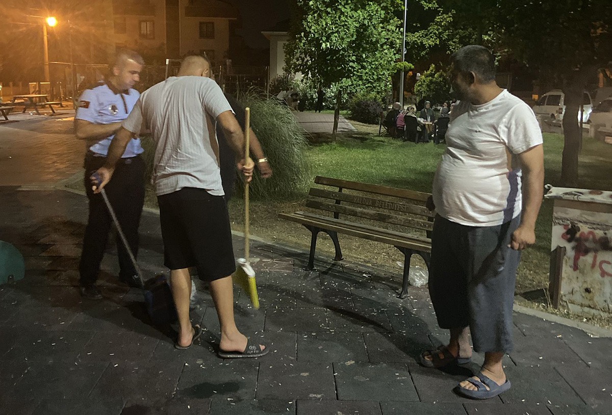 PARKI KİRLETENLERE TEMİZLİK YAPTIRILDI