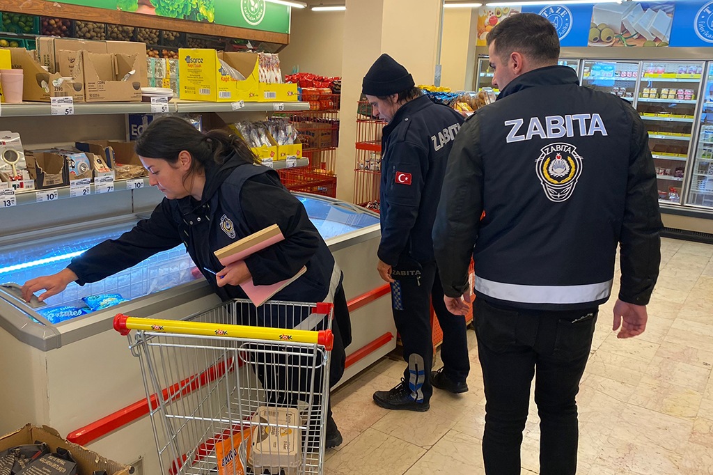 ÇINARCIK'DA MARKET DENETİMLERİ SÜRÜYOR