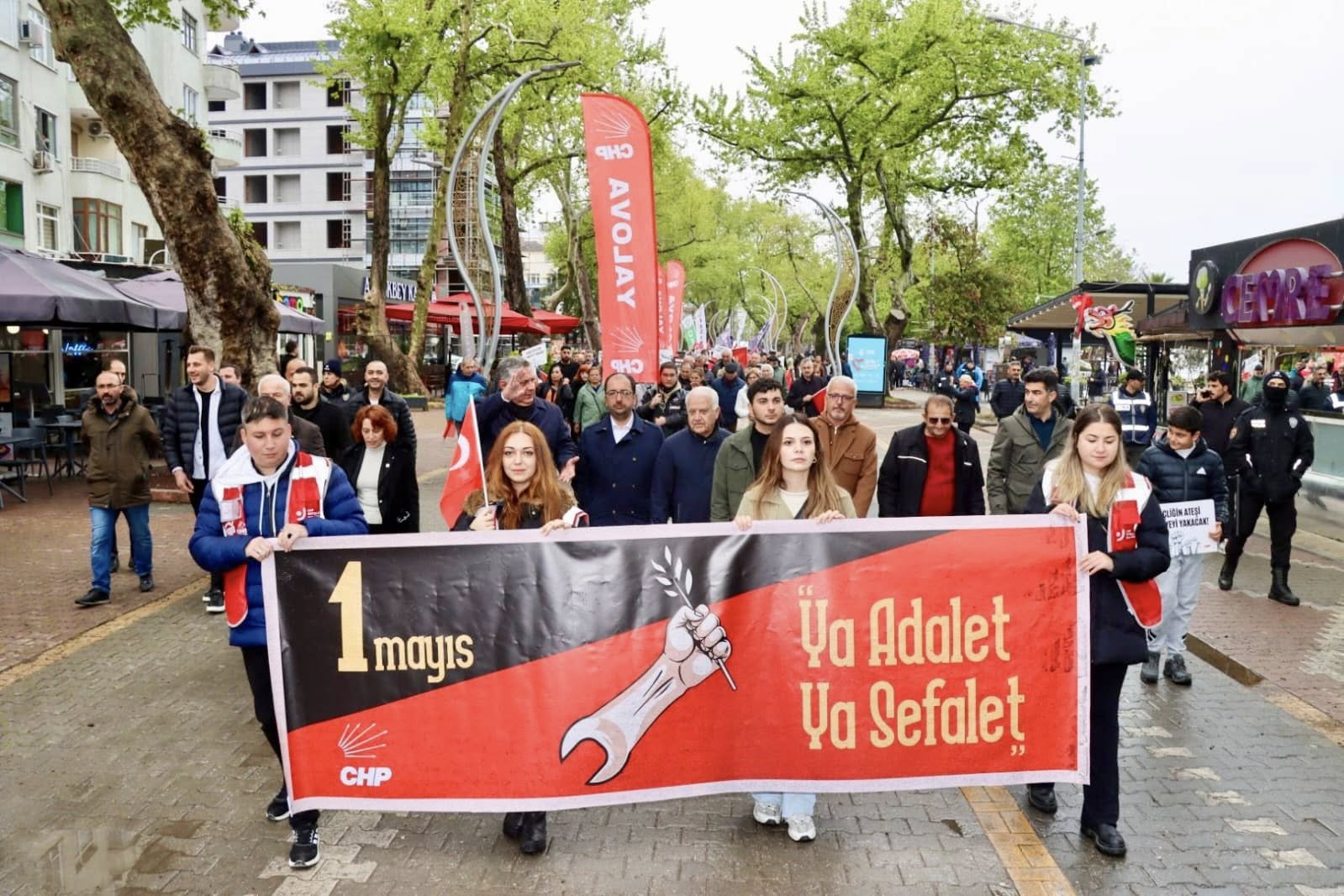 CHP'DEN 1 MAYIS'A KİTLESEL KATILIM 