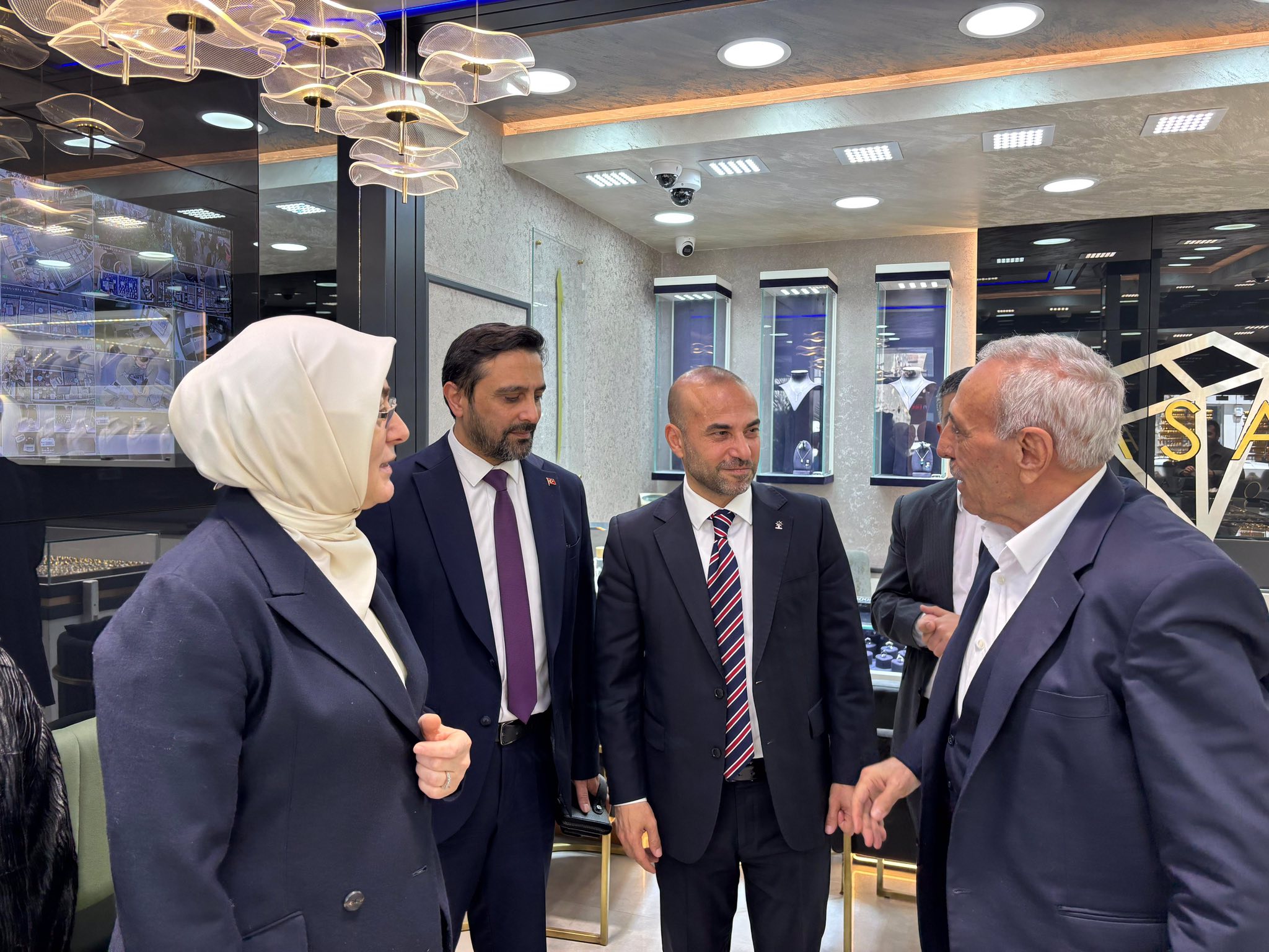 AK PARTİ'DEN YALOVA'DA ESNAF ZİYARETLERİ
