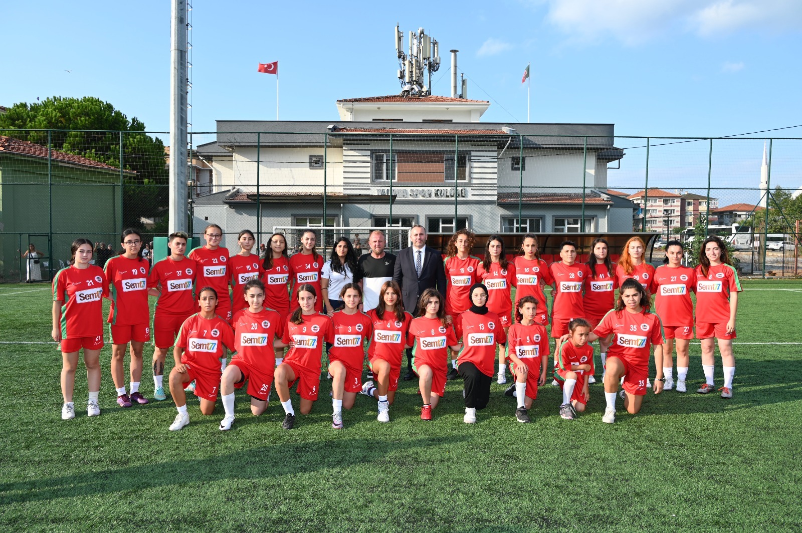 KADIN FUTBOLCULARADESTEK