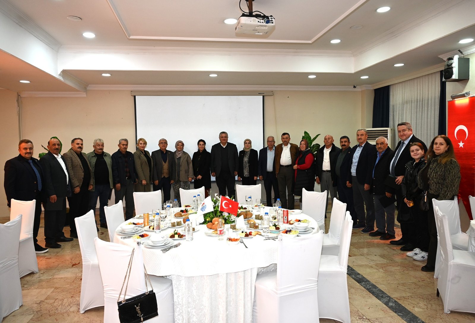 GÜREL, MUHTARLARLA BİR ARAYA GELDİ
