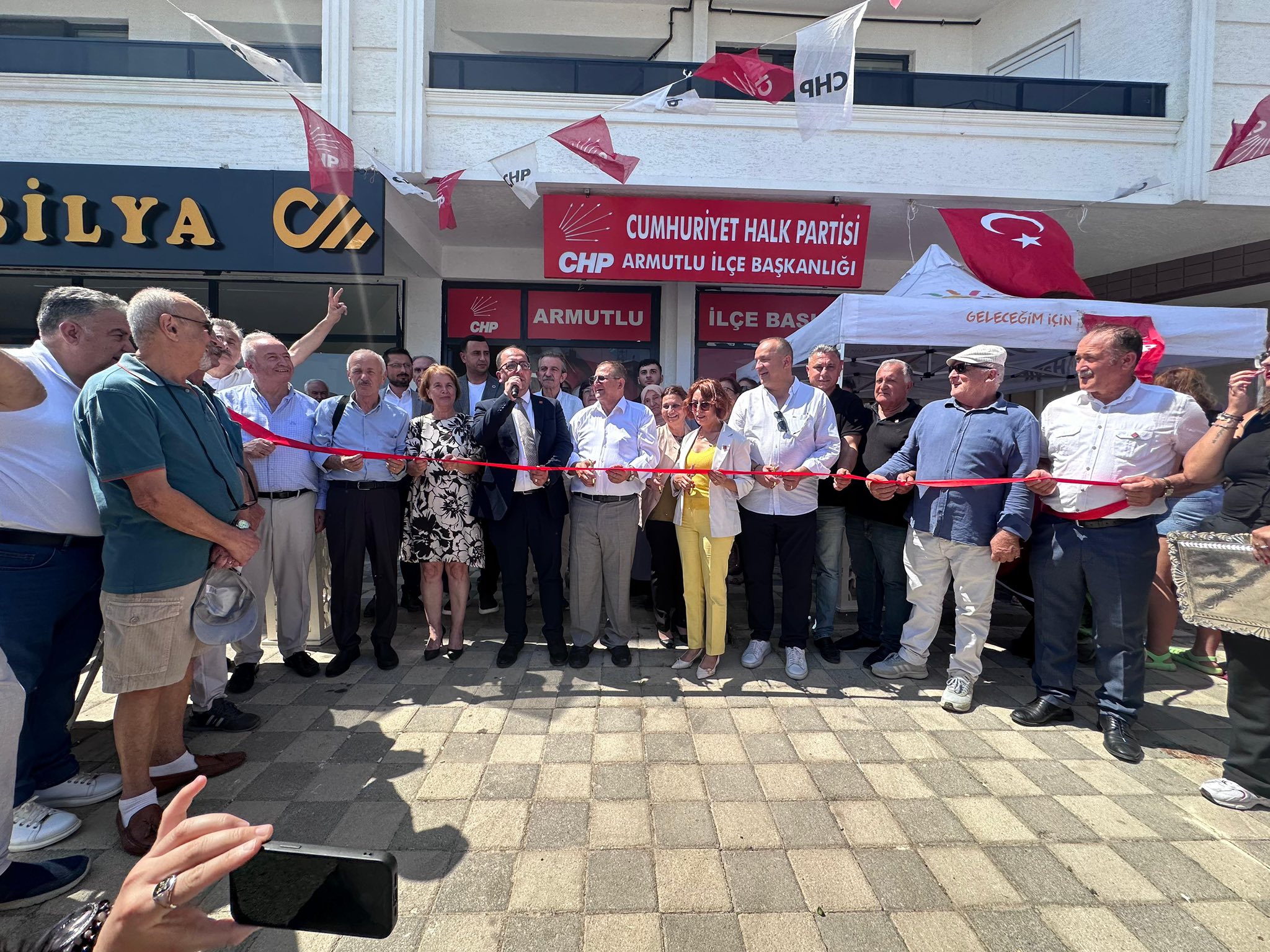  CHP ARMUTLU İLÇE ÖRGÜTÜ YENİ YERİNDE 