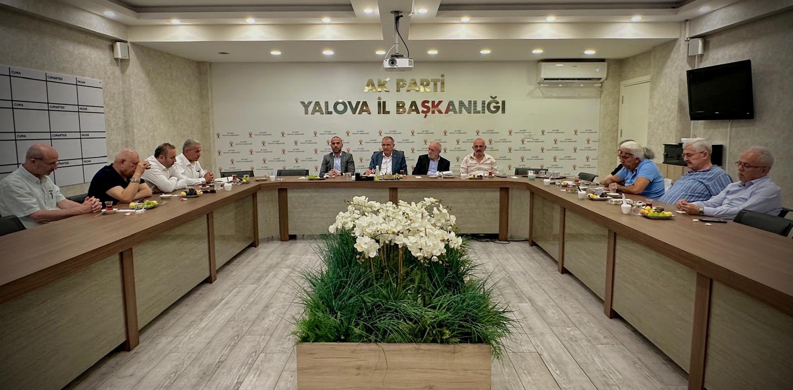 AK PARTİ'DE AK SAÇLILARLA TOPLANTI 