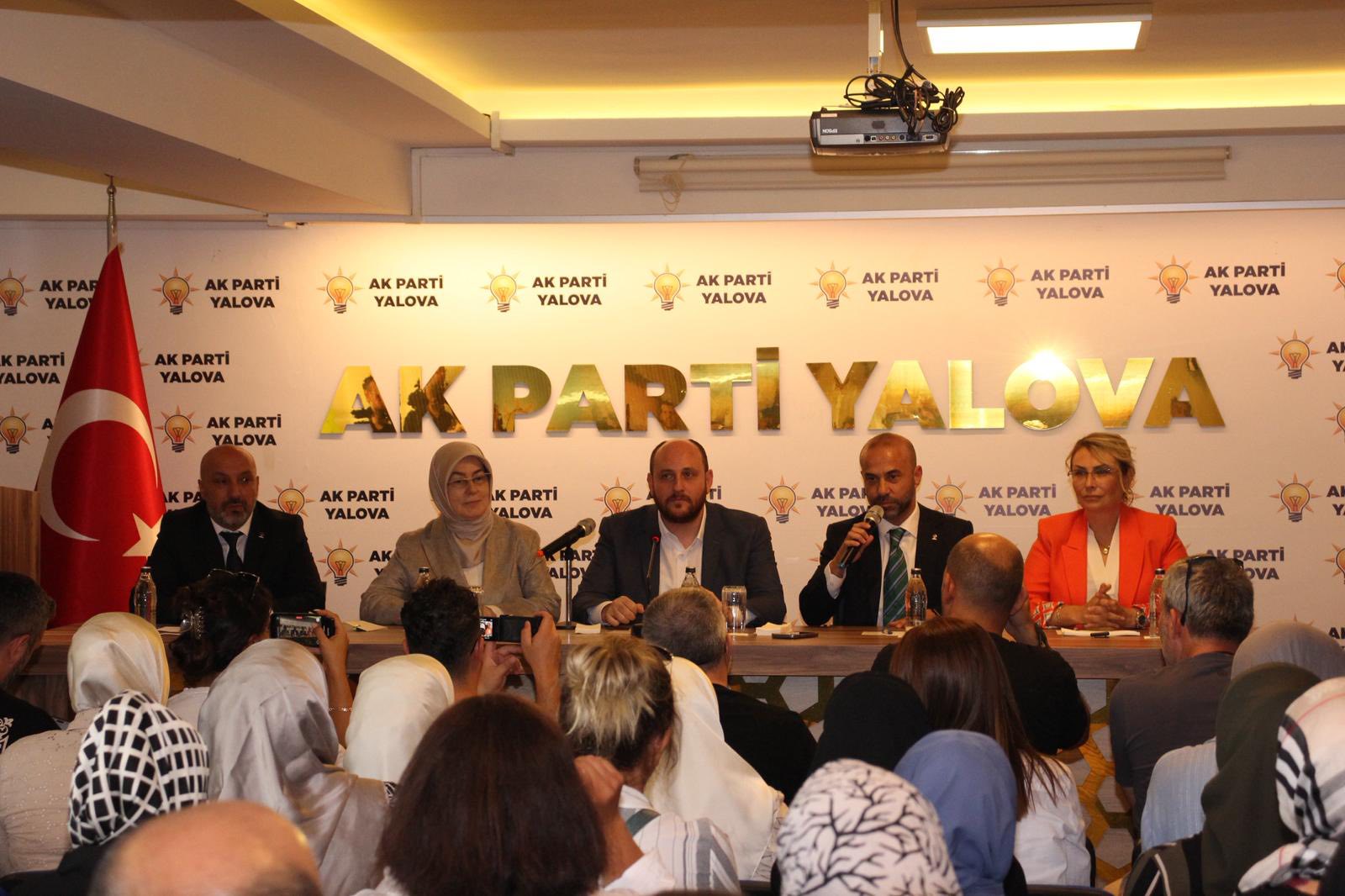 AK PARTİ İL BİNASINDA ROZET TAKMA TÖRENİ