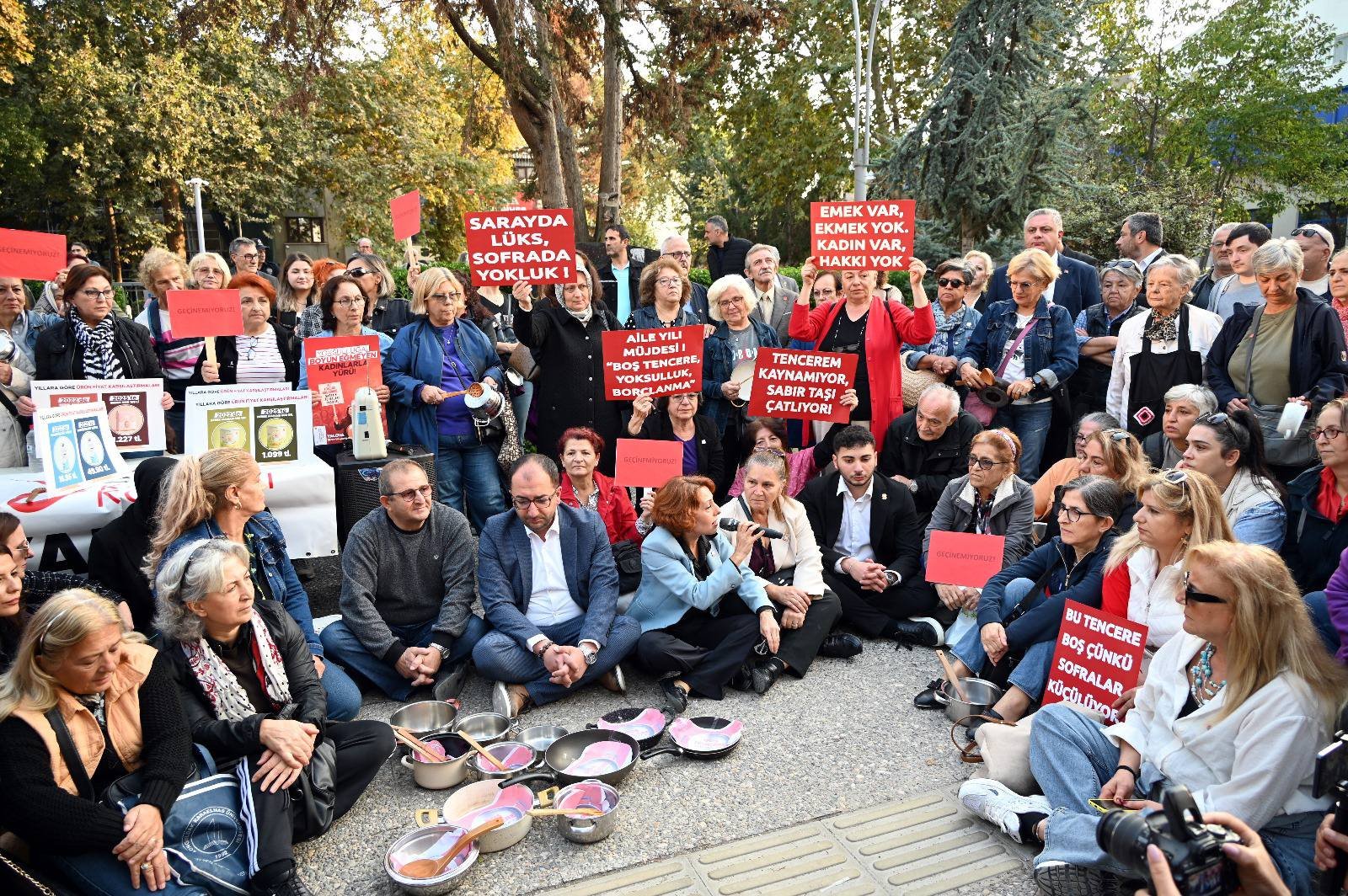 CHP'Lİ KADINLARDAN BOŞ TENCERE EYLEMİ