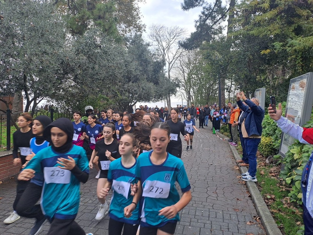 ÖĞRENCİLER CUMHURİYET İÇİN KOŞTU
