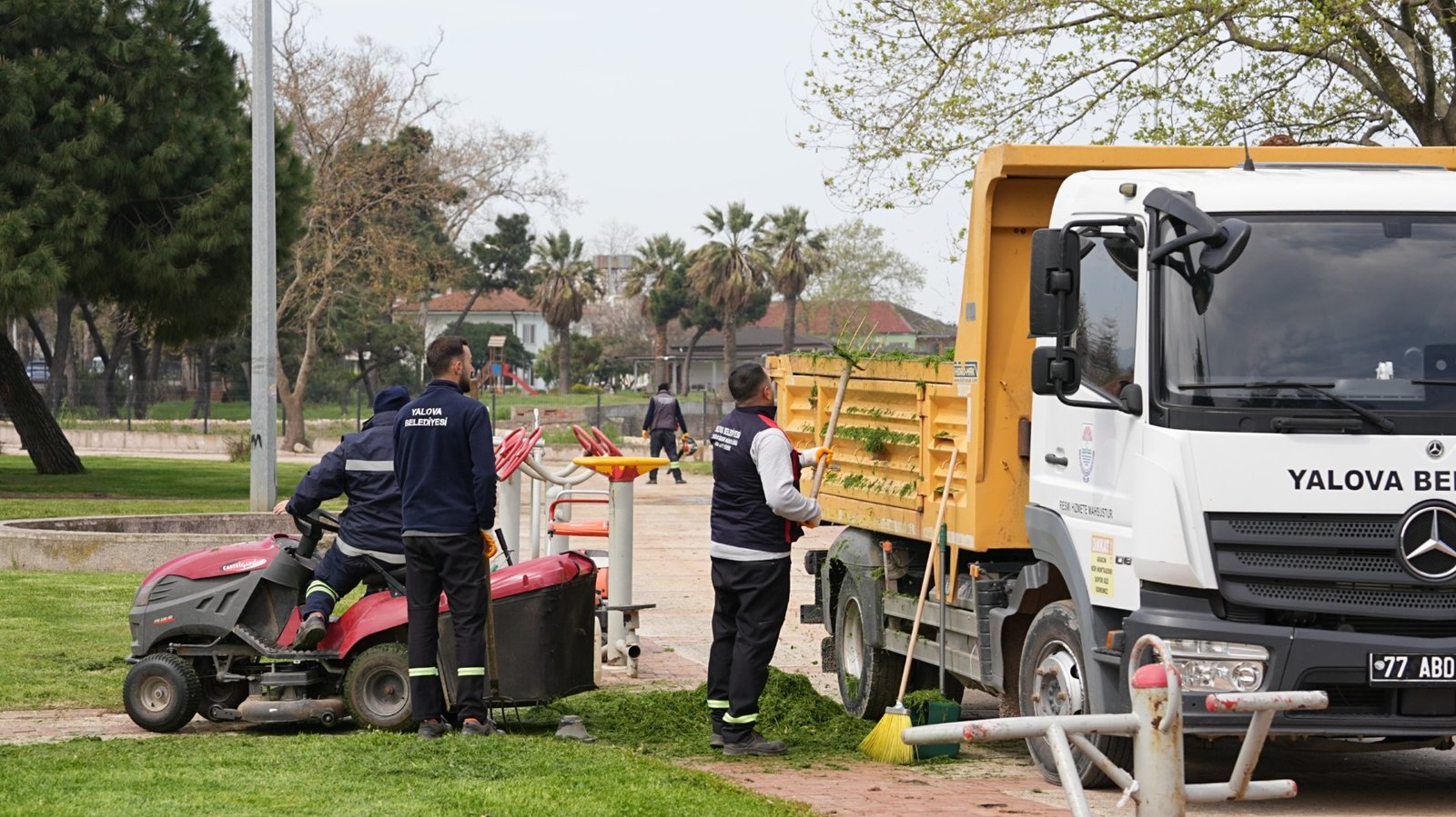 YALOVA'DA BAHAR TEMİZLİĞİ BAŞLADI