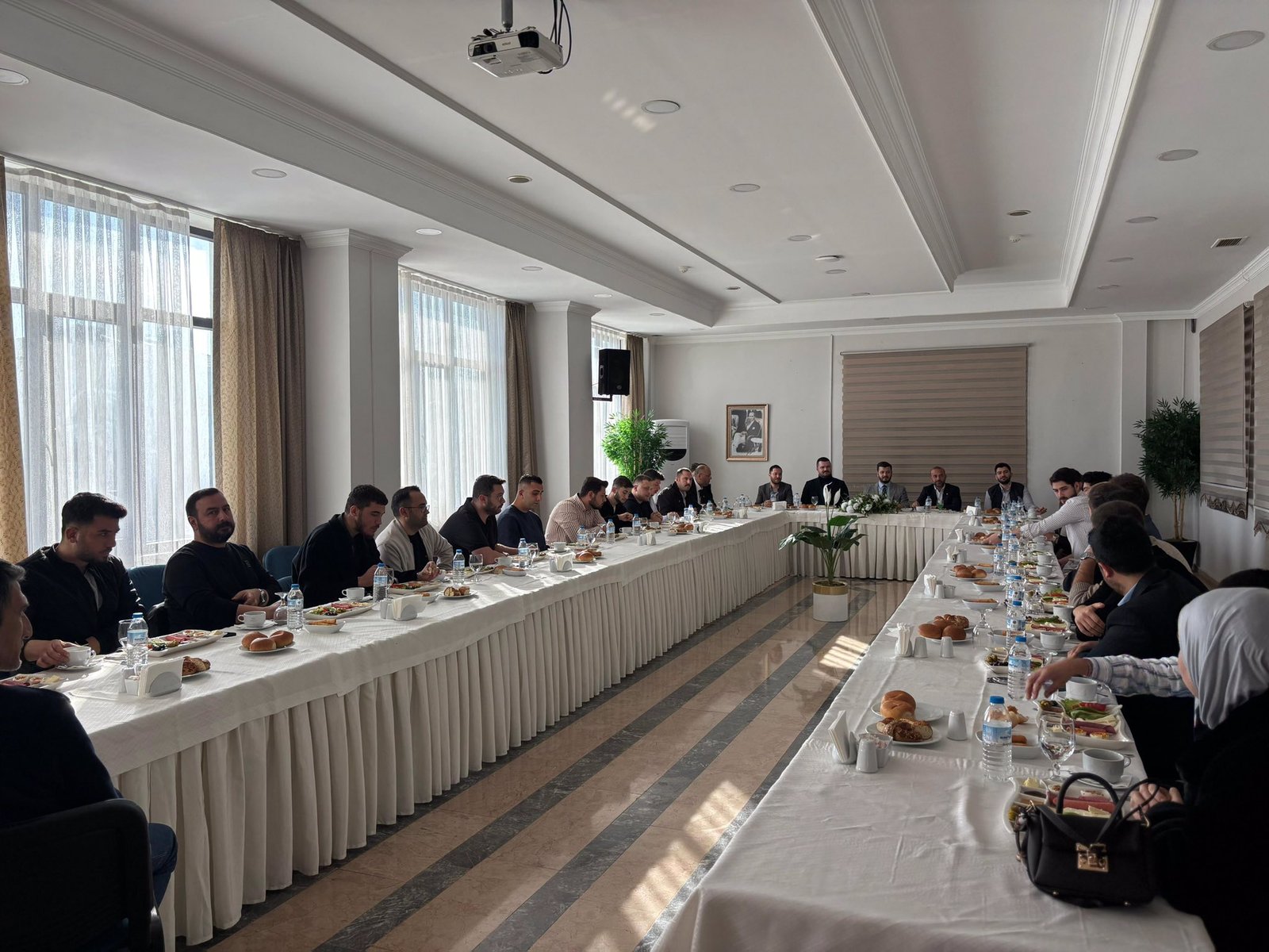  AK PARTİ'DEN GENÇ STK BULUŞMASI