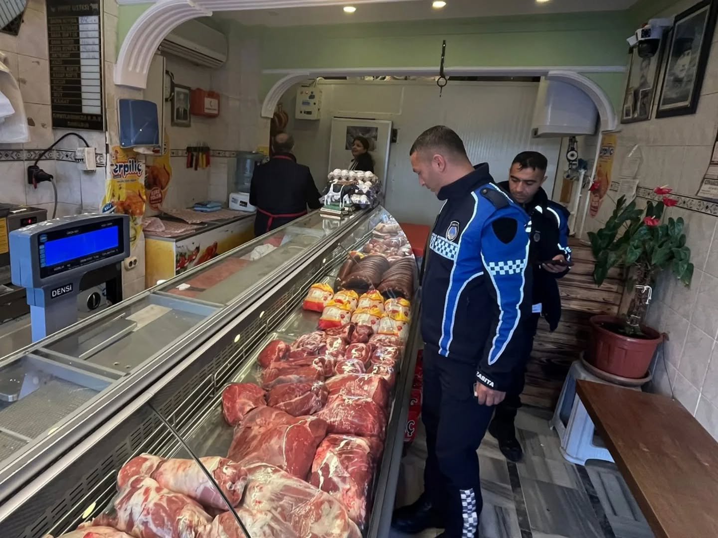 ÇINARCIK'TA KASAPLARA DENETİM YAPILDI