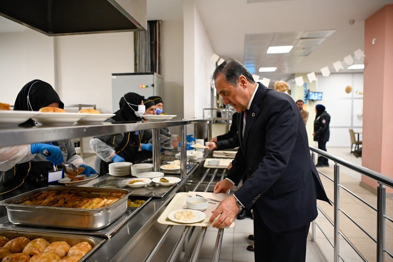 VALİ USTA KYK YURDUNDA İFTAR YAPTI