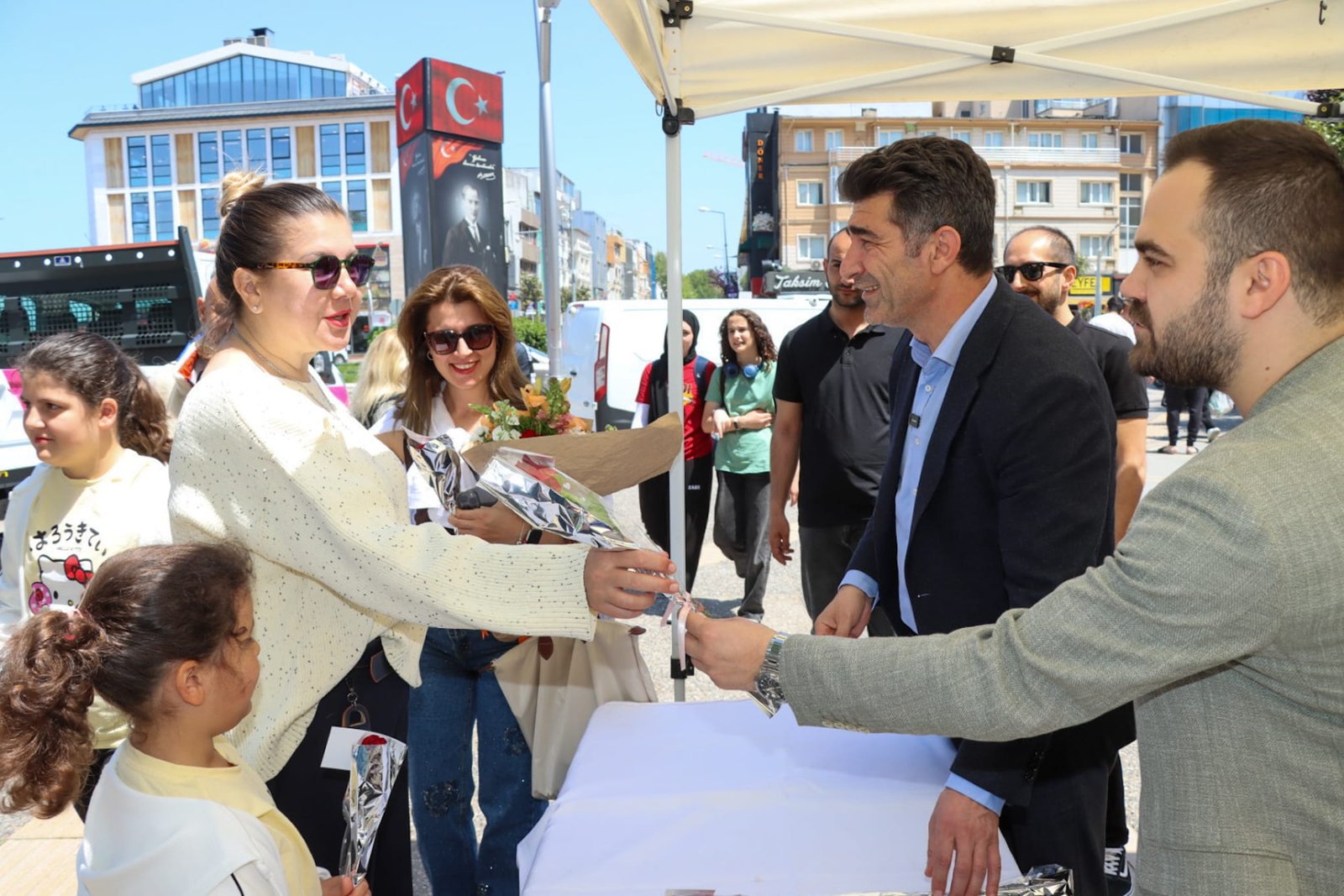 ANNELERE ÇİÇEKLER YALOVA BELEDİYESİ’NDEN