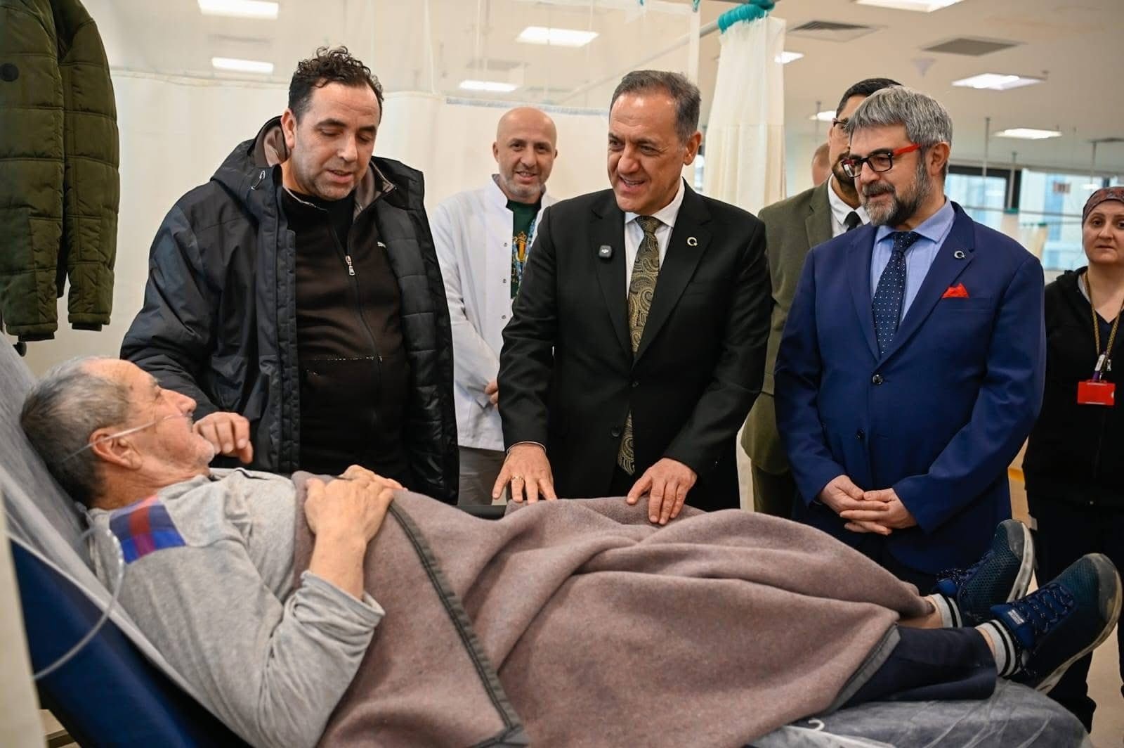 VALİ USTA'DAN HASTANE ZİYARETİ