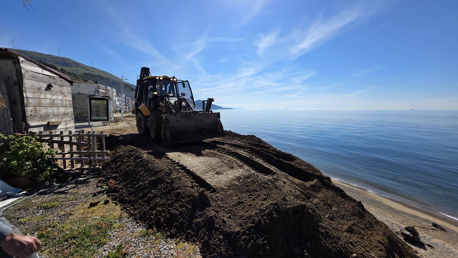 ESENKÖY SAHİLİNDEKİ ÇÖKMELERE MÜDAHALE