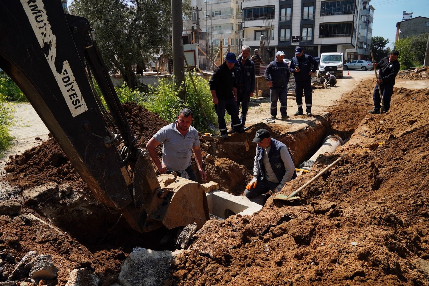 ARMUTLU'DA ALT YAPI ÇALIŞMALARI SÜRÜYOR