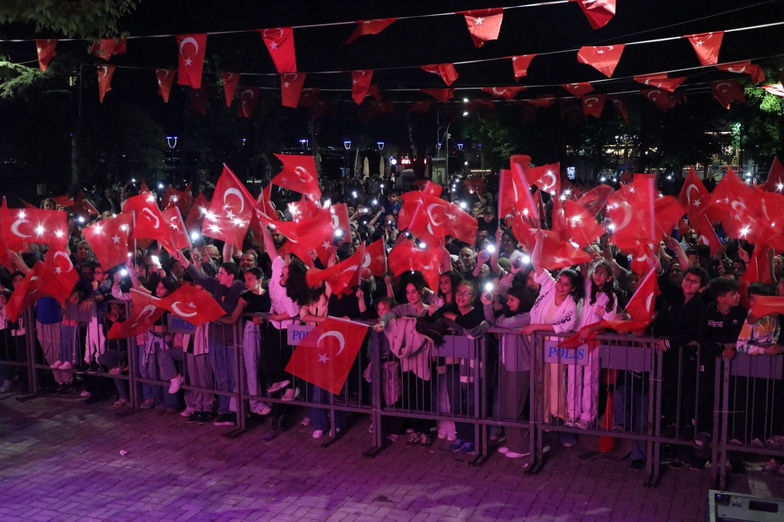 ÇİFTLİKKÖY'DE GENÇLİK KONSERİ İLGİ GÖRDÜ