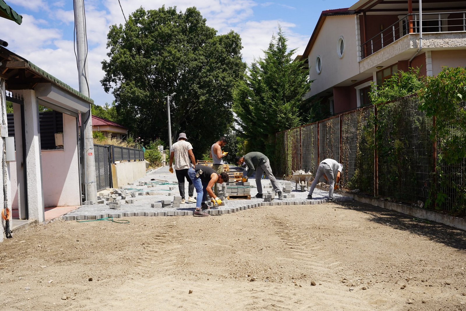 KADIKÖY'DE YOL ÇALIŞMALARI SÜRÜYOR