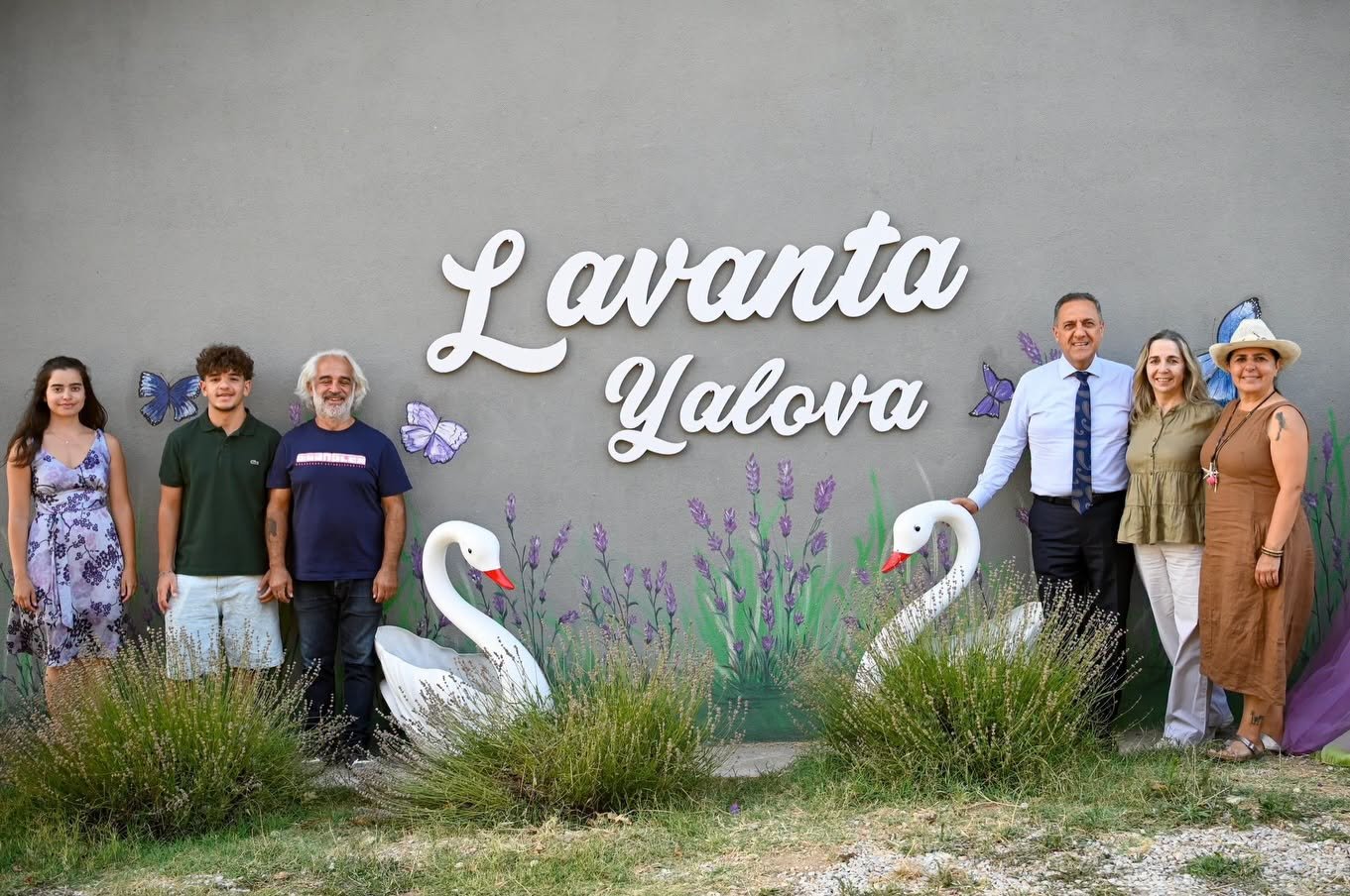VALİ LAVANTA BAHÇESİNE HAYRAN KALDI