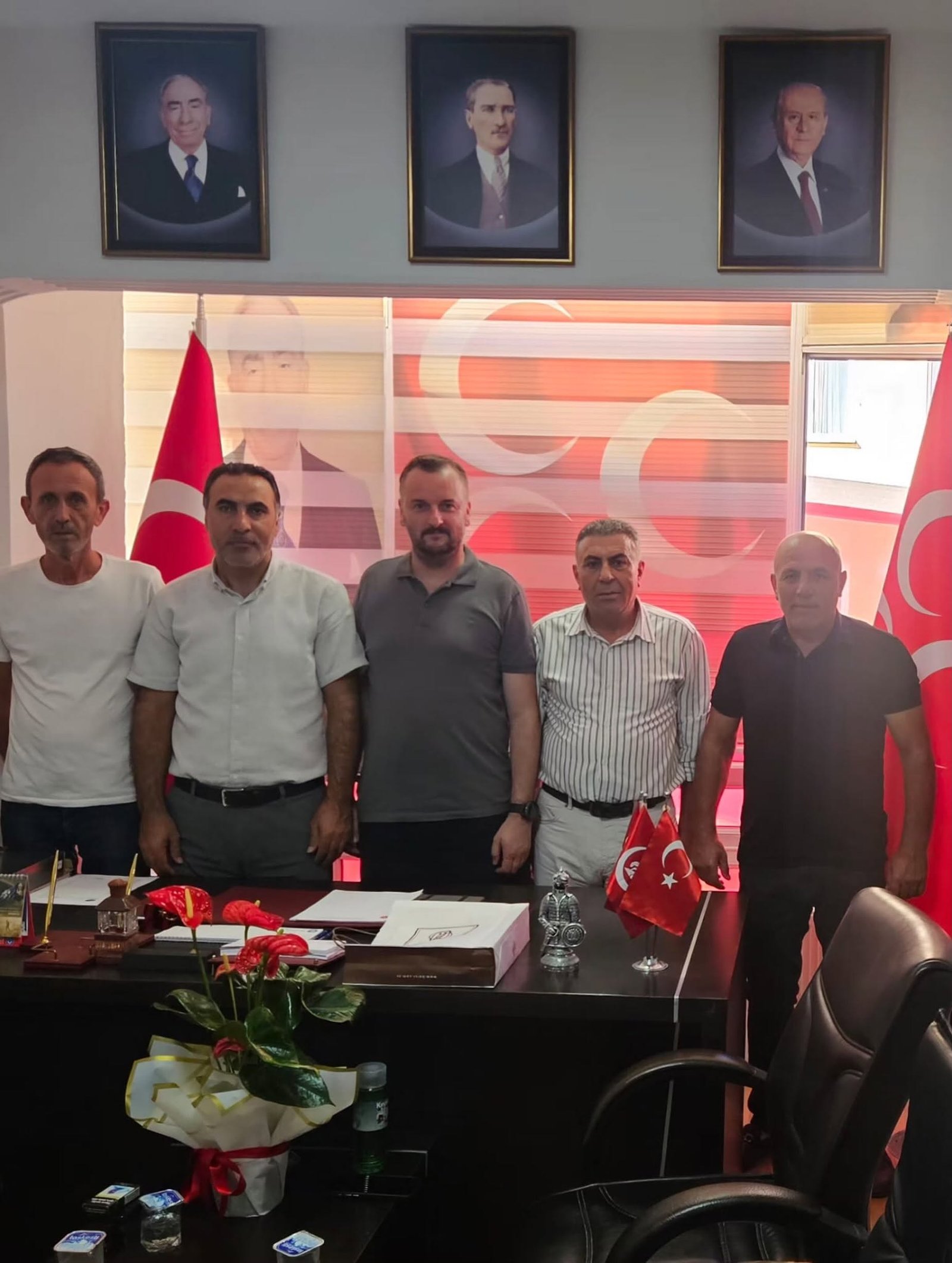 MHP'YE ŞEHİT AİLELERİNDEN ZİYARET