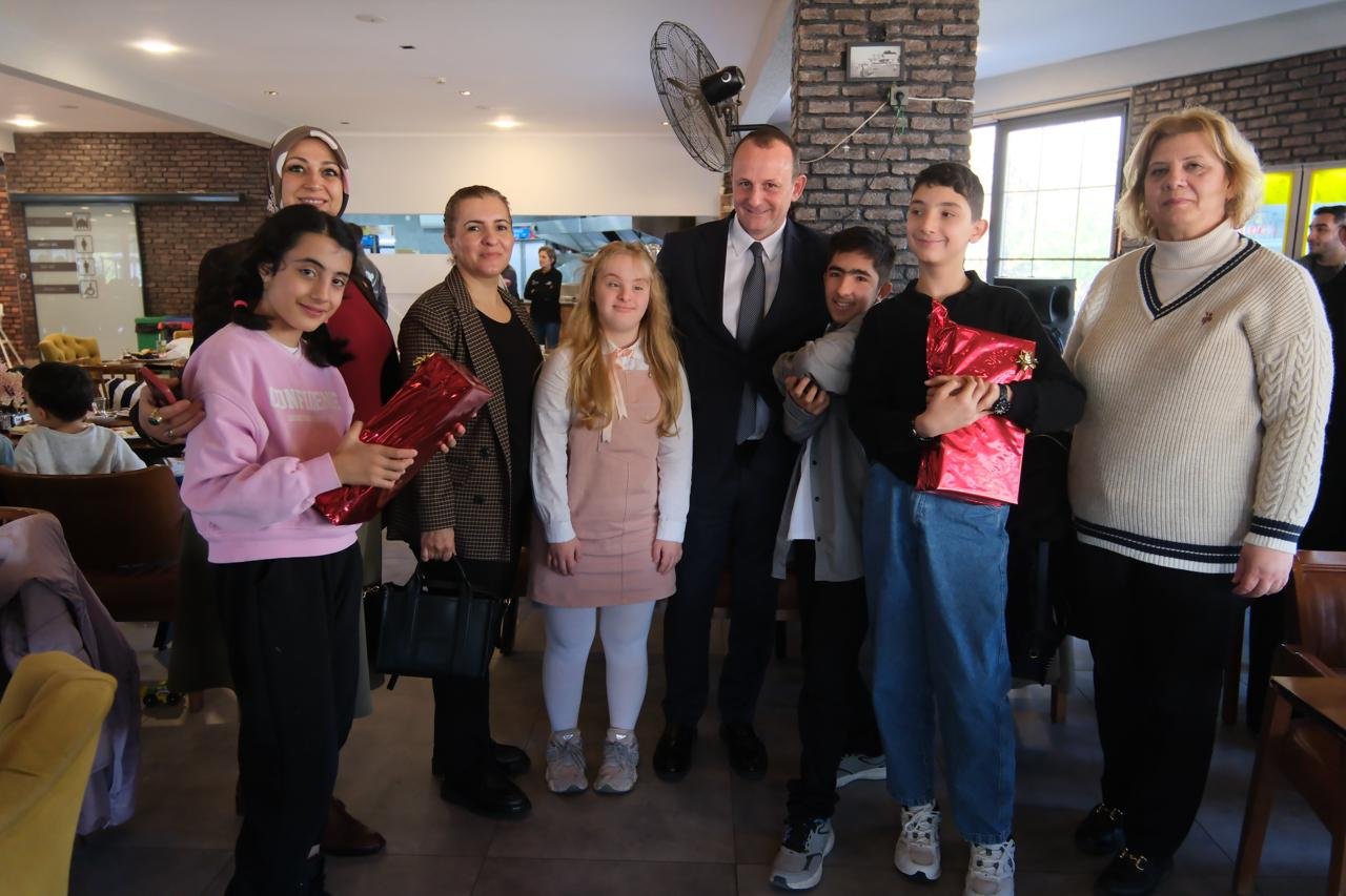 ÇİFTLİKKÖY'DE ENGELİLERE EL ELE KARTI