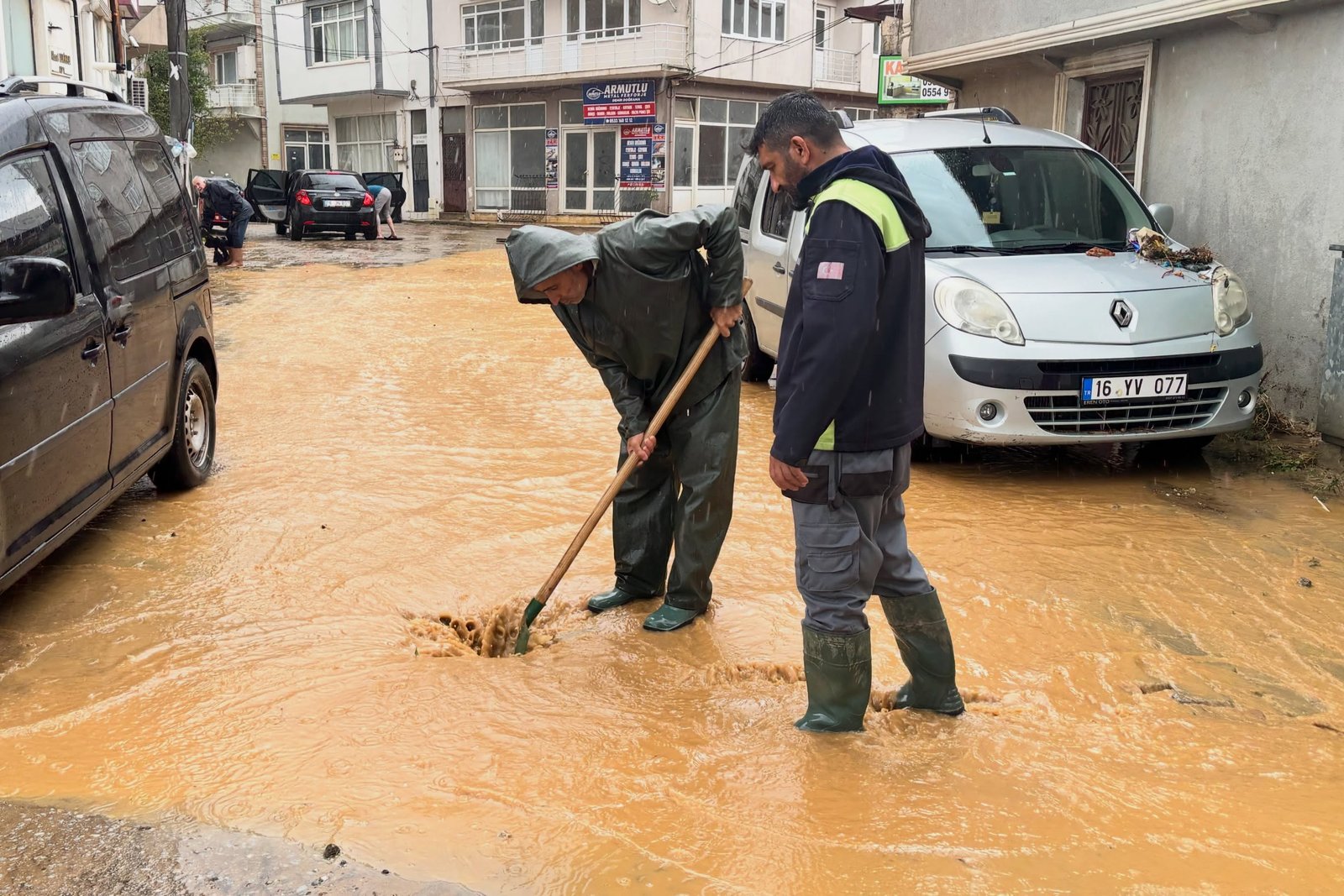 ARMUTLU İLÇESİNDE  YAĞIŞ ETKİLİ OLDU