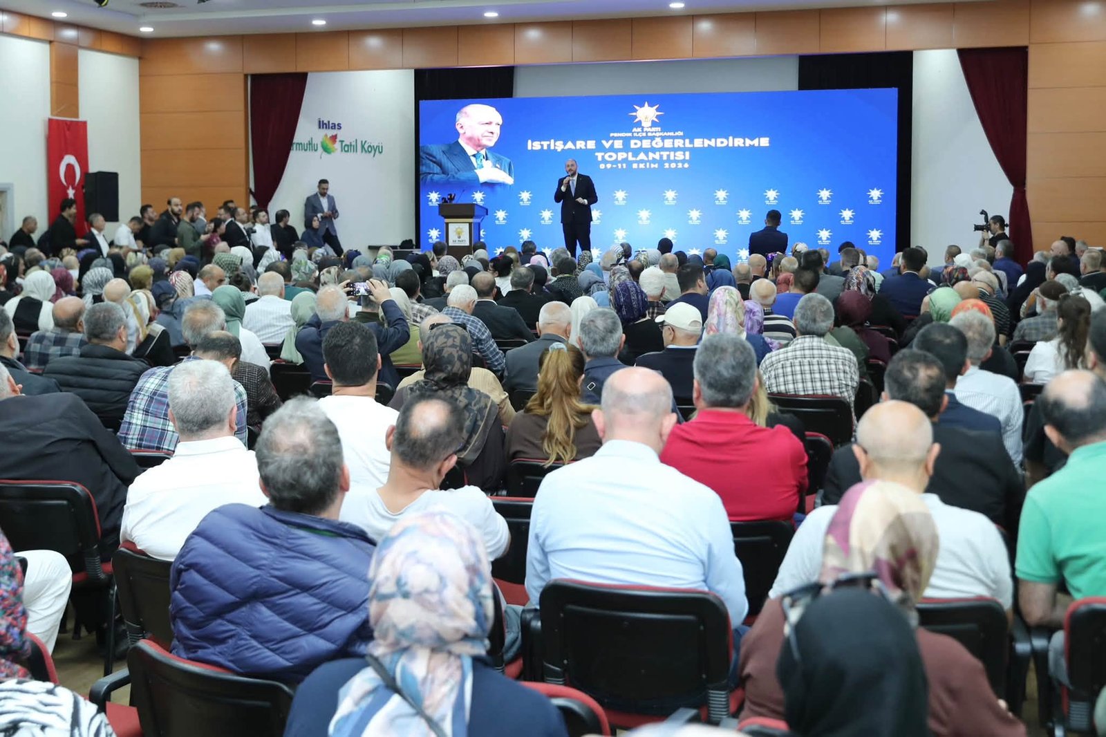 AK PARTİ ARMUTLU İLÇESİNDE TOPLANDI
