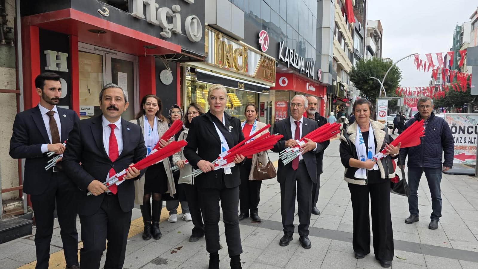 İYİ PARTİ YÖNETİMİ ESNAFA BAYRAK DAĞITTI