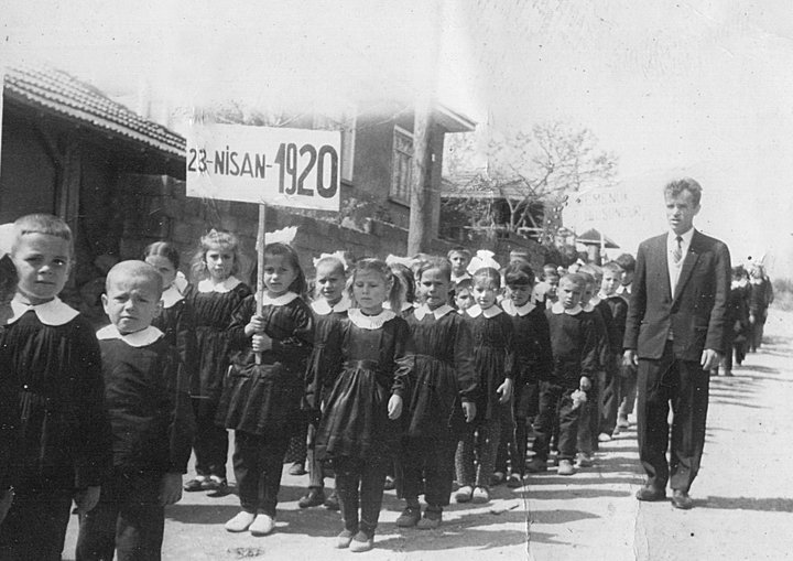 1961 YILI SUBAŞI'NDA 23 NİSAN KUTLAMASI