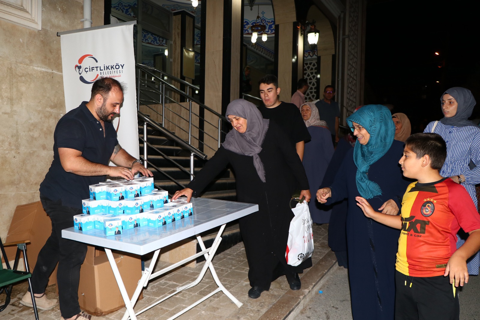 ÇİFTLİKKÖY'DE 5 BİN KANDİL SİMİDİ İKRAMI