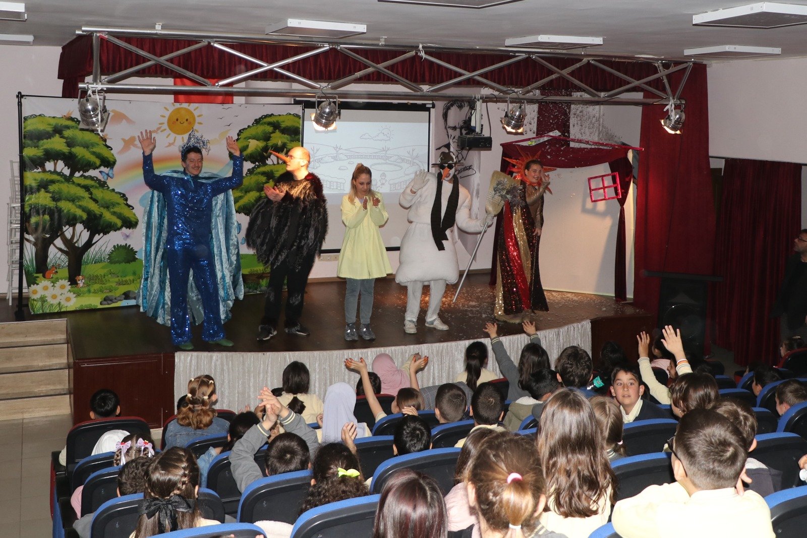 ÇİFTLİKKÖY'DE ÇOCUK TİYATROSU