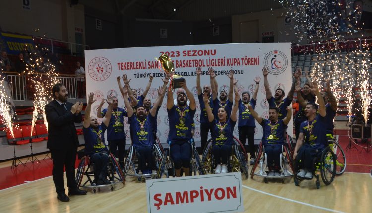 ŞAMPİYON KUPAYI ALDI