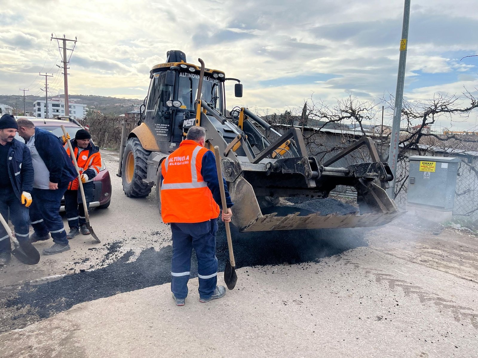 ALTINOVA'DA YOL ÇALIŞMASI SÜRÜYOR