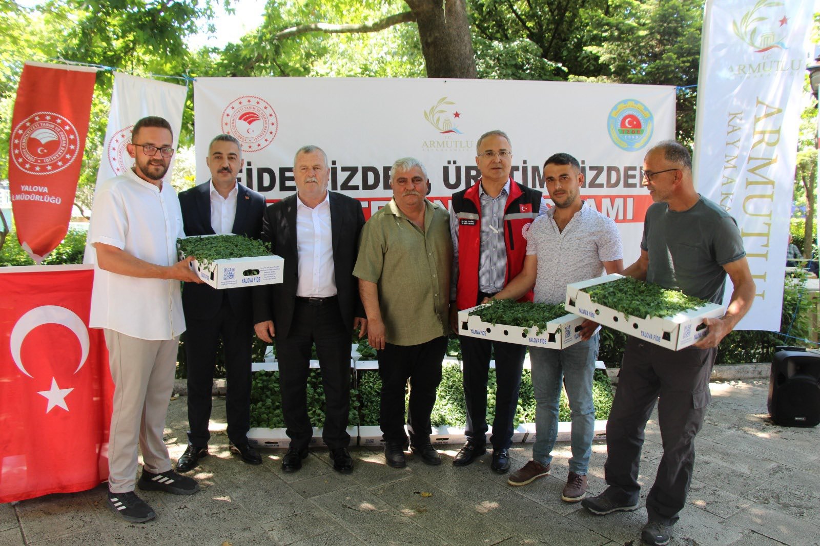 ARMUTLU'DA ÇİFTÇİLERE FİDE DAĞITILDI