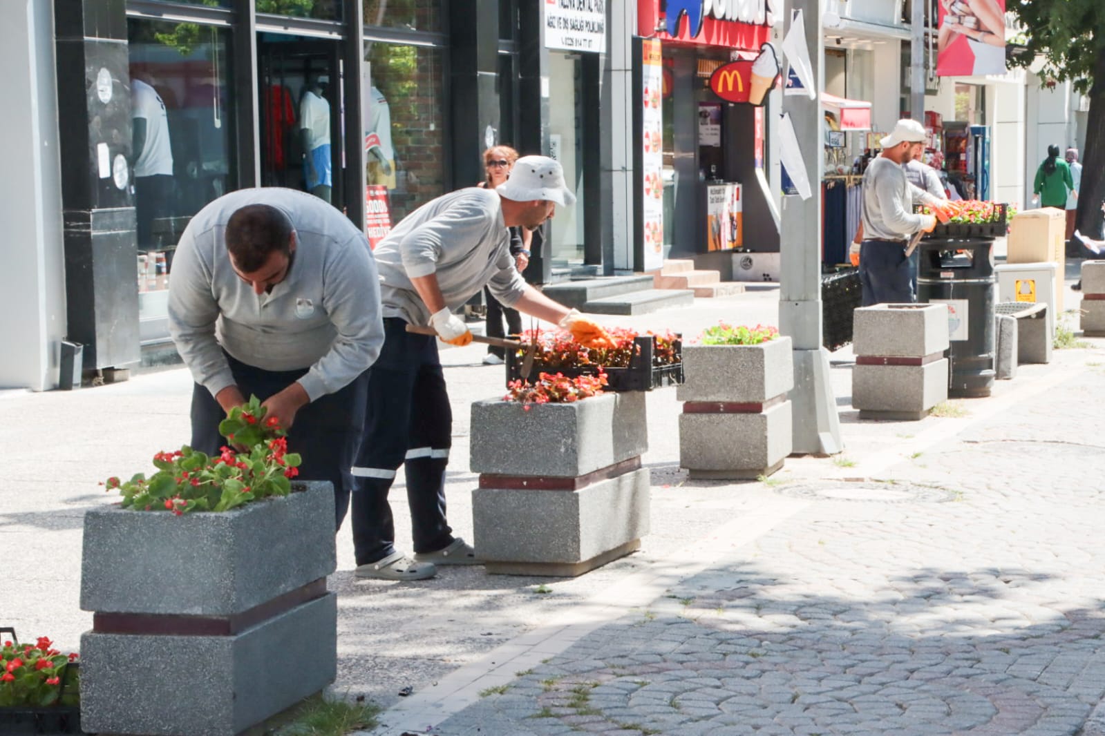 GAZİPAŞA CADDESİNDE ÇİÇEKLENDİRME