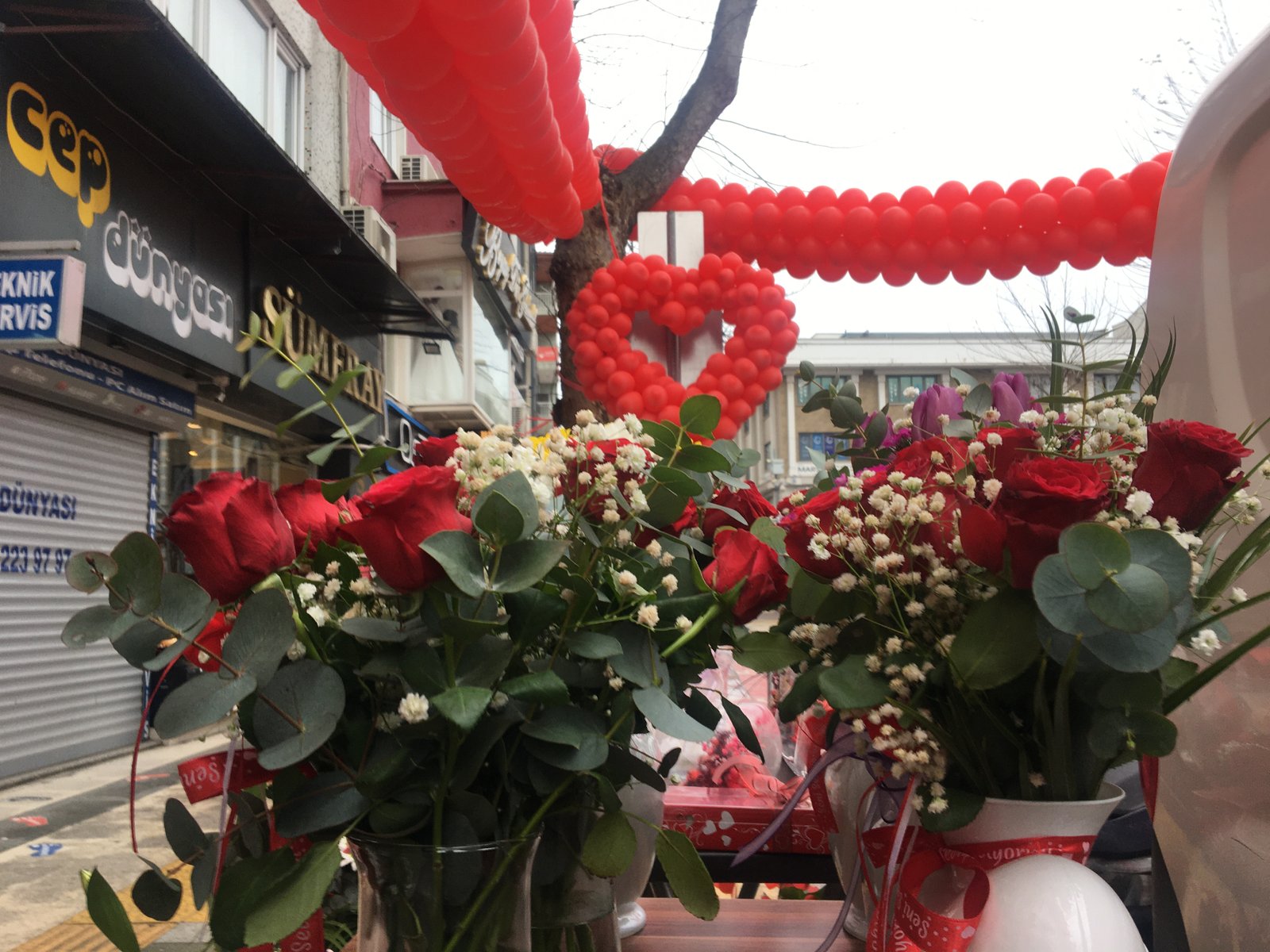 SEVGİLİLER GÜNÜNDE TEZGAHLAR ÇİÇEK AÇTI