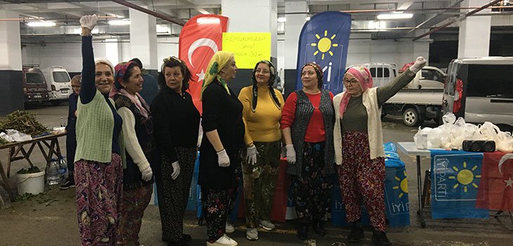 İYİ PARTİLİ KADINLAR PAZARDA PİŞİ DAĞITTI