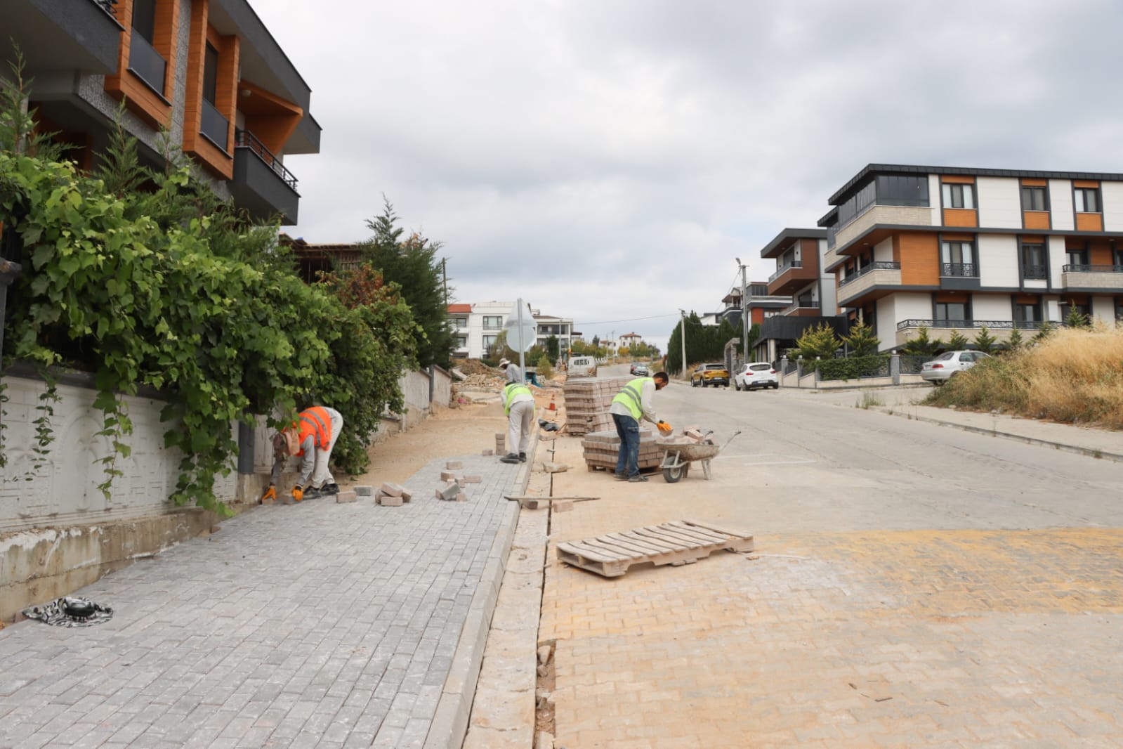 KAZIM KARABEKİR'DE PARKE ÇALIŞMASI