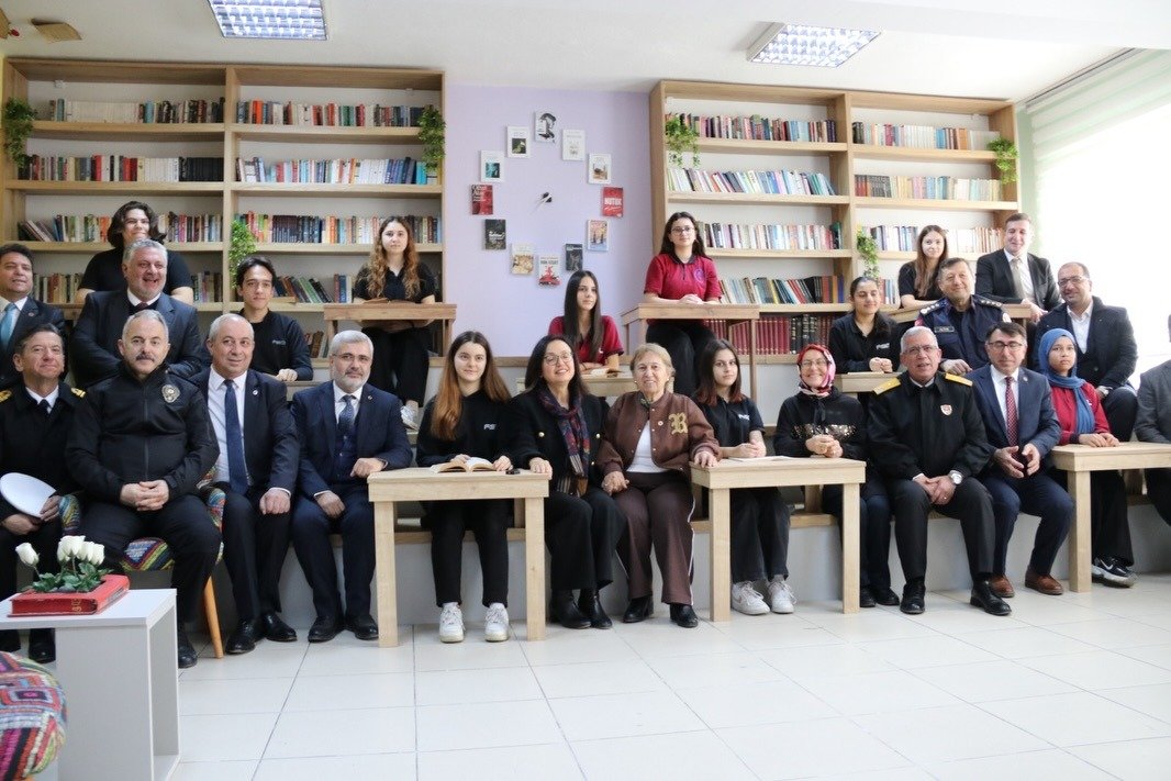 KÜTÜPHANENİN AÇILIŞINI VALİ KAYA YAPTI