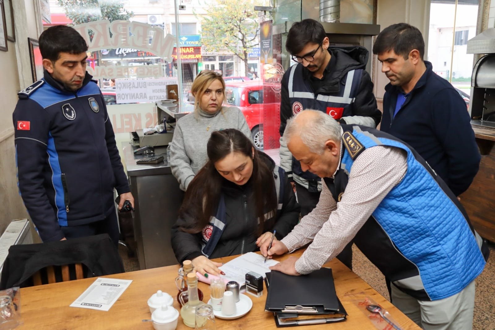 ZABITA MARKET VE RESTORANLARI DENETLEDİ 