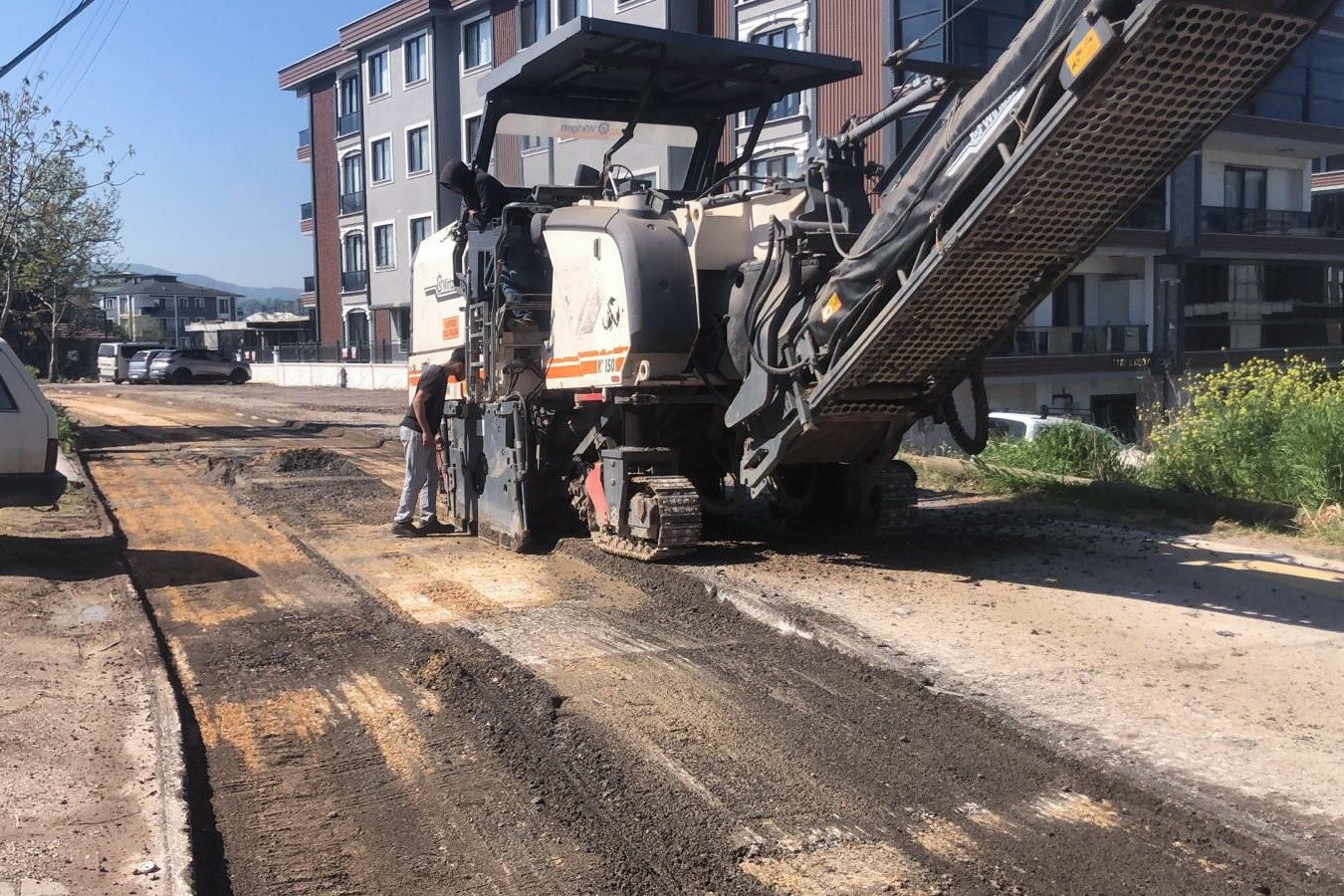 ÇİFTLİKKÖY’DE ASFALTLAMA ÇALIŞMALARI