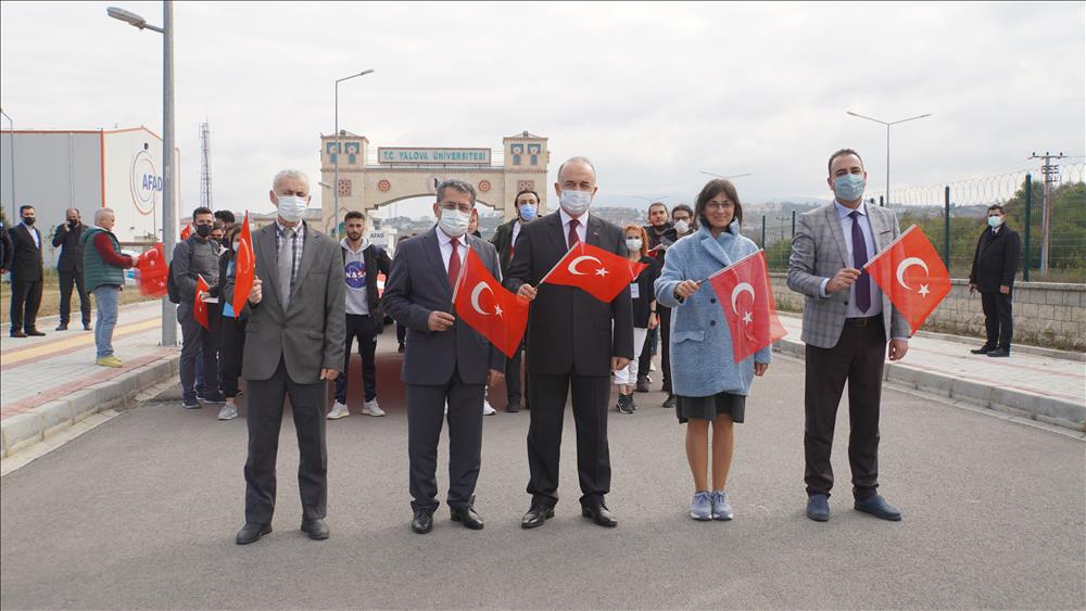 ÜNİVERSİTEDE CUMHURİYET YÜRÜYÜŞÜ 