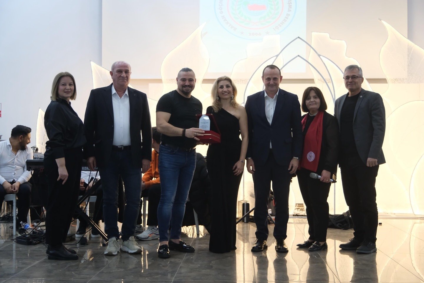 ÇİFTLİKKÖY'DE BALKAN EZGİLERİ COŞTURDU