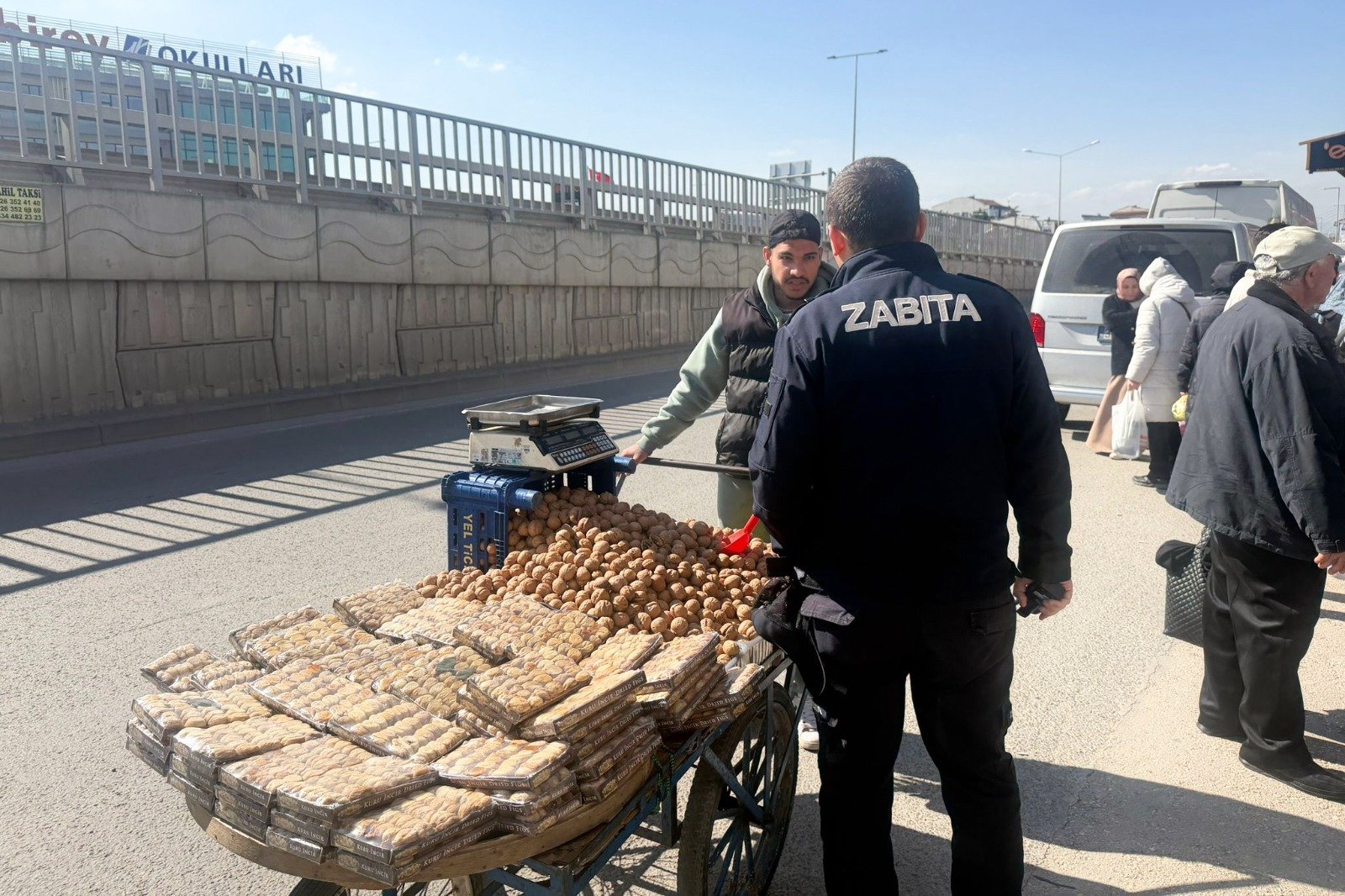 ÇİFTLİKKÖY'DE SEYYAR SATICILARA GEÇİT YOK